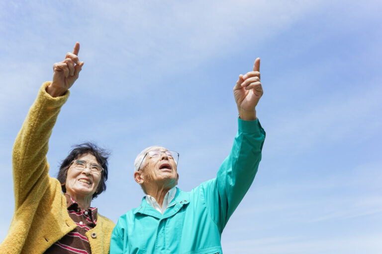 Novellus Kingwood | Senior couple walking and pointing at the sights